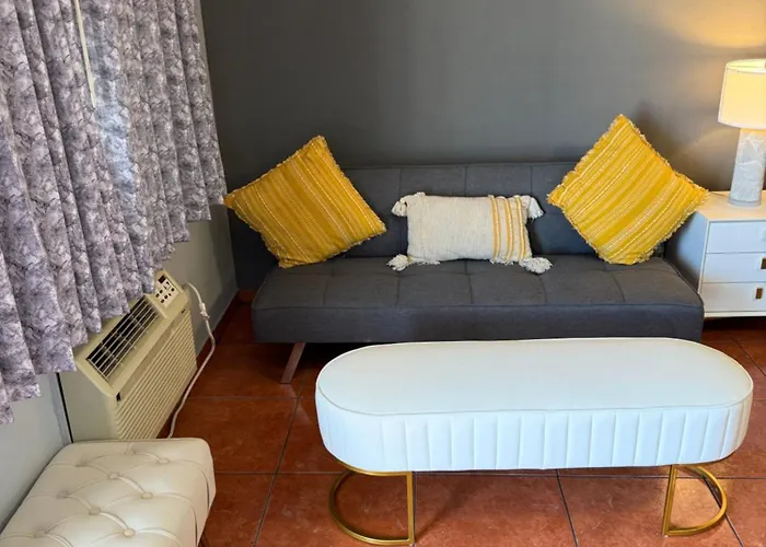Rawls Near Phoenix Airport Hotel 3*